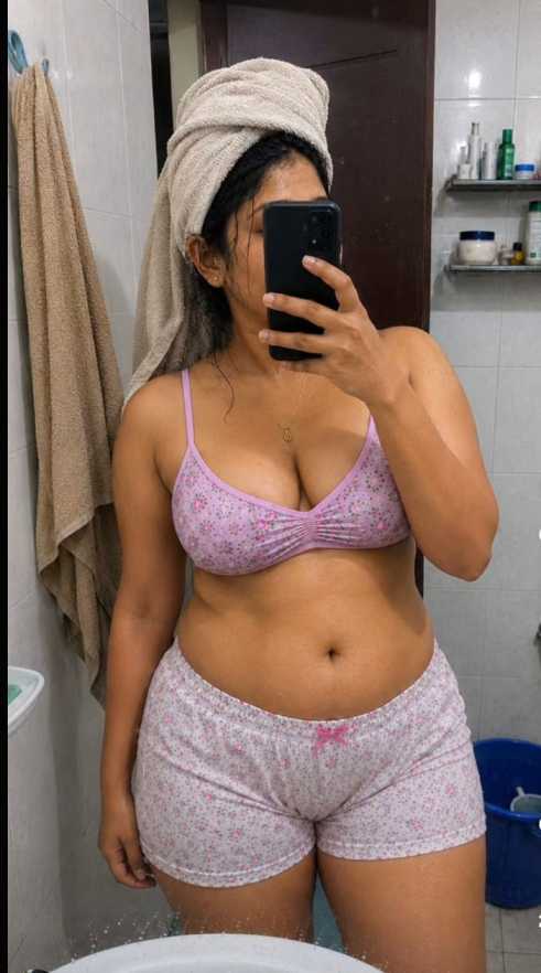 19 saal ki desi behen Gudiya bhai ke upar cowgirl position mein baith kar chut mein lund lete hue, badi choochiyan uchal rahi hain, intense bhai behen incest chudai scene

