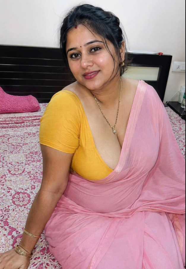 19 saal ki desi chhoti behen Gudiya bathroom mein nangi naha rahi hui, badi choochiyan aur gori chut dikhti hui, bhai chupke se dekh raha hai, bhai behen sex story spying scene

